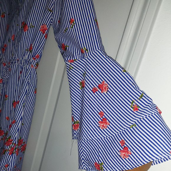 Hint Of Blush Womens Tunic Blouse Size Large Bell Sleeve Stripe Floral Blue Red - Picture 4 of 5